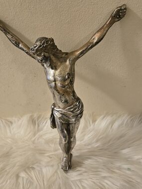 Silver-Tone Crucifix Jesus Wall Art Statue - Decorative Religious Figure